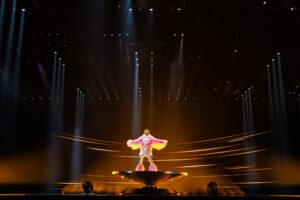 Nemo, representante suizo en Eurovisión 2024, en su primer ensayo. Fotos de Corinne Cumming y Sarah Louise Bennett