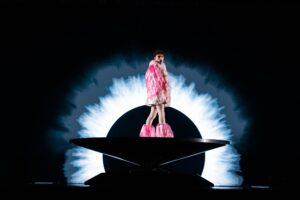 Nemo, representante suizo en Eurovisión 2024, en su primer ensayo. Fotos de Corinne Cumming y Sarah Louise Bennett
