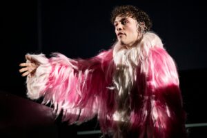 Nemo, representante suizo en Eurovisión 2024, en su primer ensayo. Fotos de Corinne Cumming y Sarah Louise Bennett