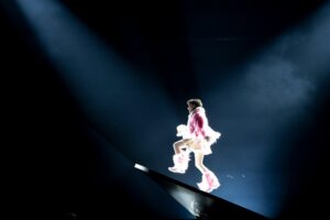 Nemo, representante suizo en Eurovisión 2024, en su primer ensayo. Fotos de Corinne Cumming y Sarah Louise Bennett