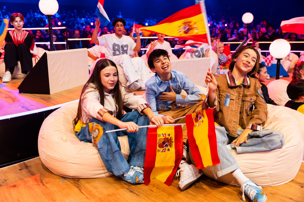 Gonzalo Pinillos, representante español en Eurovisión Junior 2025, en la Green Room esperando a recibir los puntos de la votación